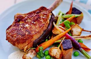 Côtes de veau panées à la chapelure de pain brûlé et printanière de légumes