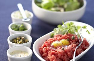 Recette de Steak Tartare de boeuf aux herbes et salade Mesclun