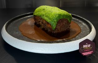 Paleron de bœuf confit à la moutarde en croute d’herbes