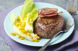 Steak haché de boeuf au bacon, salade à la mimolette