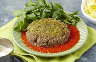 Steak haché de boeuf au parmesan et au pesto