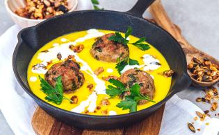 Boulettes d’agneau aux herbes, velouté de potiron coco, granola salé