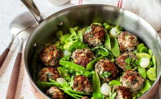 Boulettes de bœuf et petits pois sautés