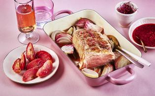 Filet de veau rôti, sauce crémeuse aux baies et framboises, pommes et betterave roses