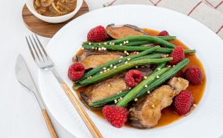 Foie de veau à la lyonnaise, framboises et haricots verts