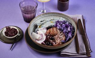 Gite de bœuf à l'écrasé de pommes de terre vitelotte, sauce aux myrtilles et croquant de radis