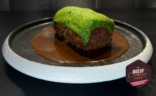 Paleron de bœuf confit à la moutarde en croute d’herbes