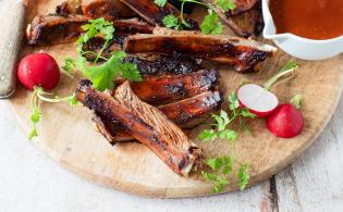 Ribs d’agneau caramélisés à la sauce barbecue