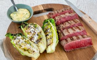 Steak de cheval grillé, sucrine au barbecue, mayonnaise aux herbes