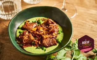 Steak de boeuf mariné au paprika, petits pois, menthe et cacahuètes