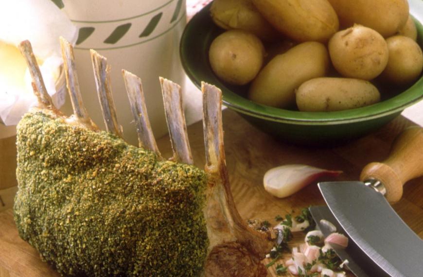 Recette de Carré d'agneau au four en croute persillée