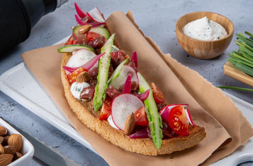 Bruschetta provençale à la viande chevaline, ricotta et légumes