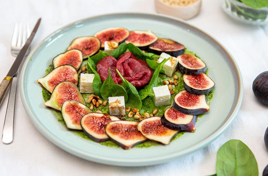 Carpaccio de bœuf aux figues, pesto d’épinards et féta