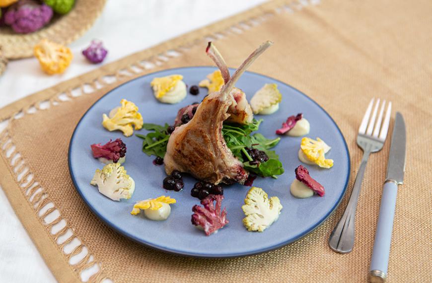 Crémeux de chou-fleur, côtelettes d’agneau grillé, gastrique au cassis