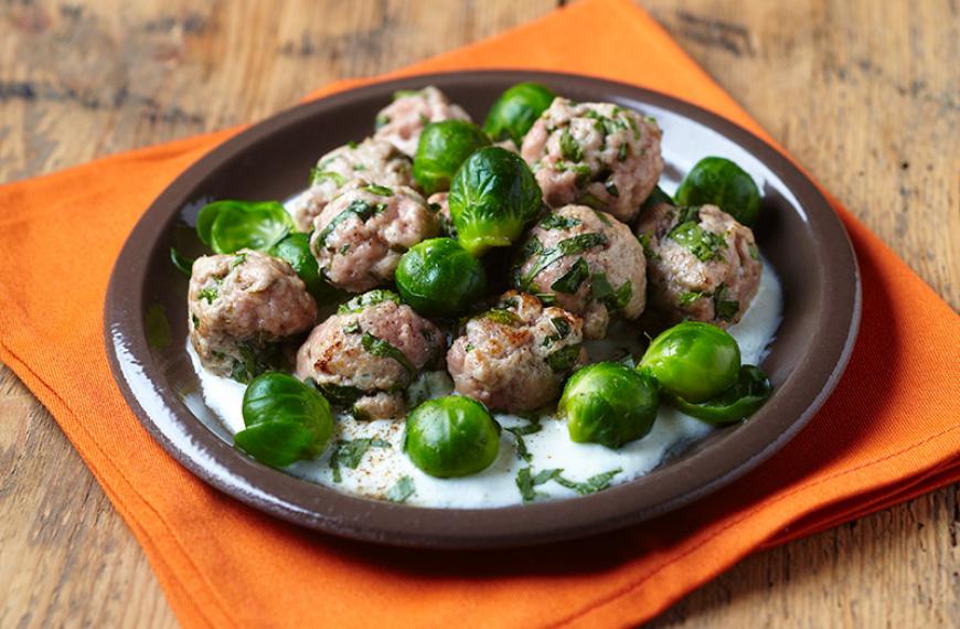 Fricassée de boulettes de veau et de choux de Bruxelles