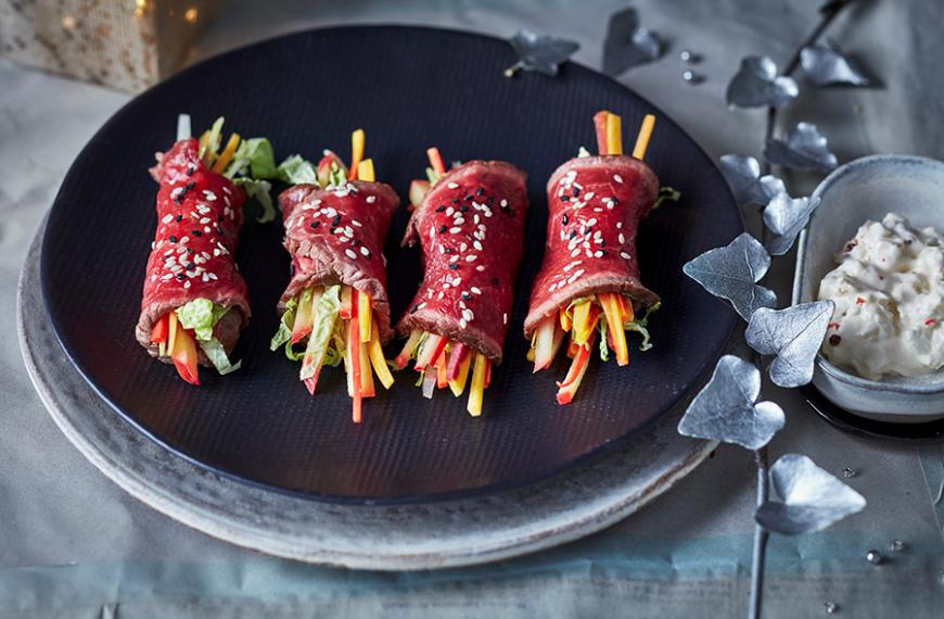 Nems de tataki de bœuf, chou chinois, pommes cuites et crème de féta