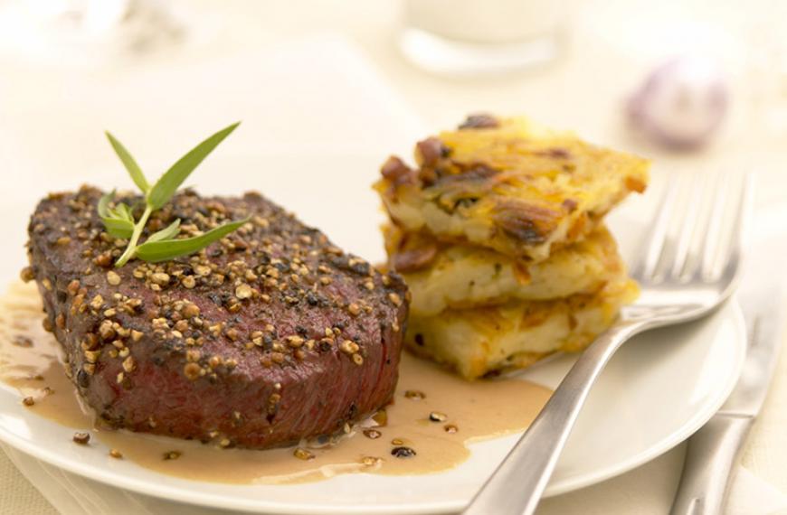 Pavé de cheval aux trois poivres, paillasson de pommes de terre aux champignons