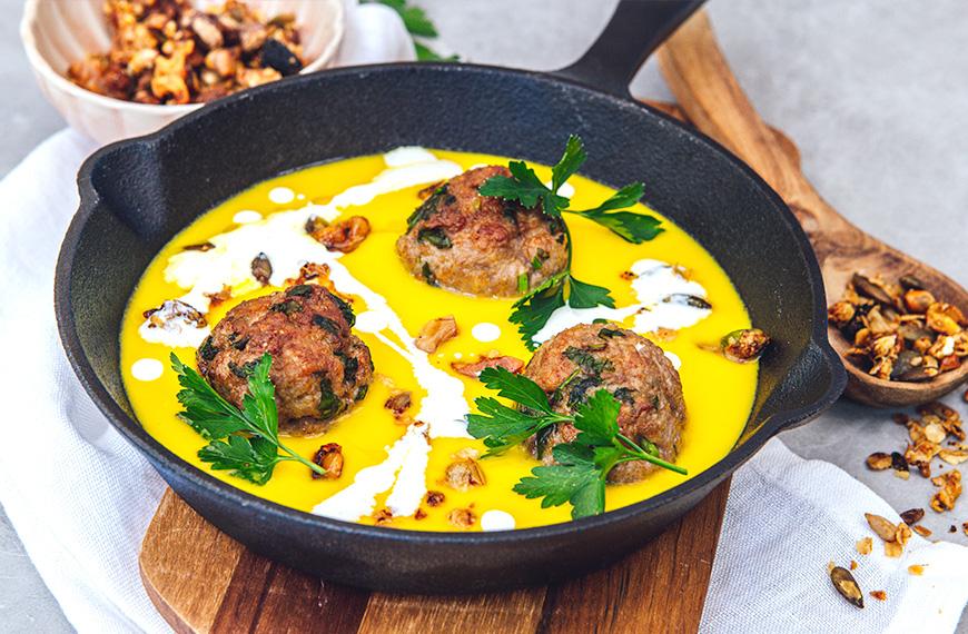 Boulettes d’agneau aux herbes, velouté de potiron coco, granola salé