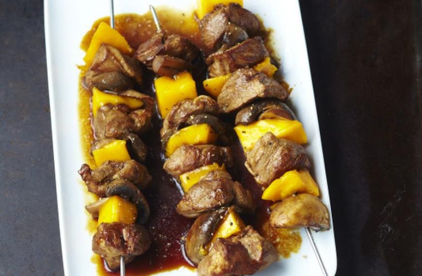 Recette de Brochettes d’agneau caramélisées à la mangue et aux champignons