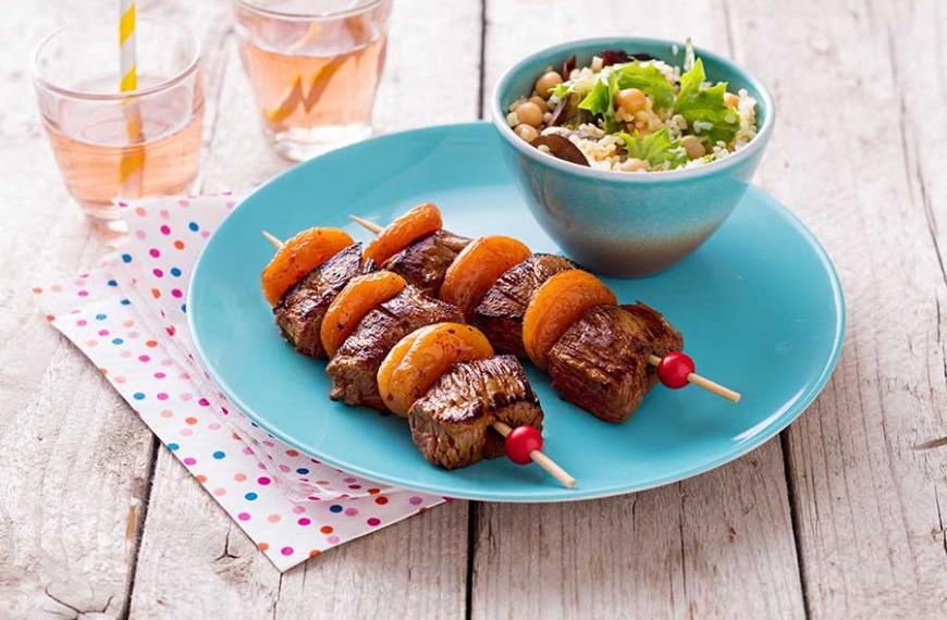 Brochettes de viande chevaline aux abricots, salade de boulgour