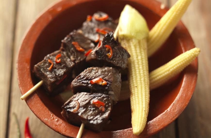 Brochettes péruviennes de coeur de boeuf ou Anticuchos peruanos