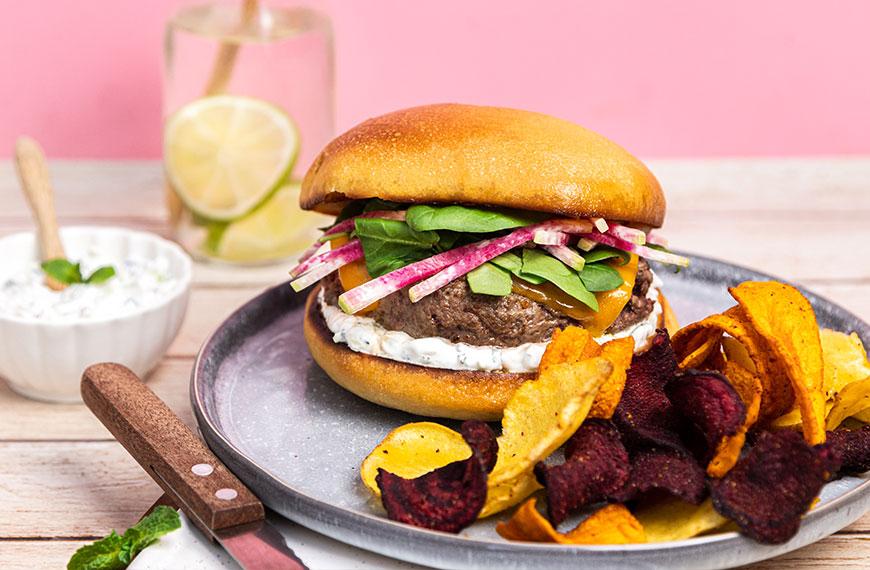 Burger de viande chevaline, tzatziki et chips de légumes 