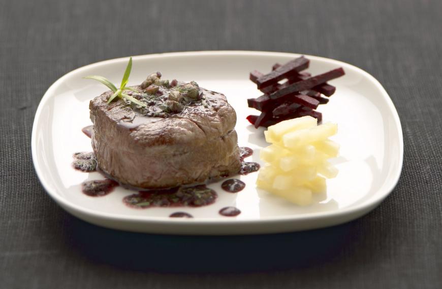 Filet de boeuf aux câpres,frites de betterave et de céleri glacées