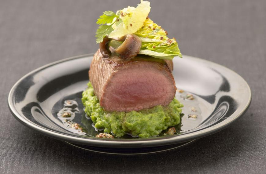 Recette de Filet d'agneau rôti sucrine-anchois-citron vert