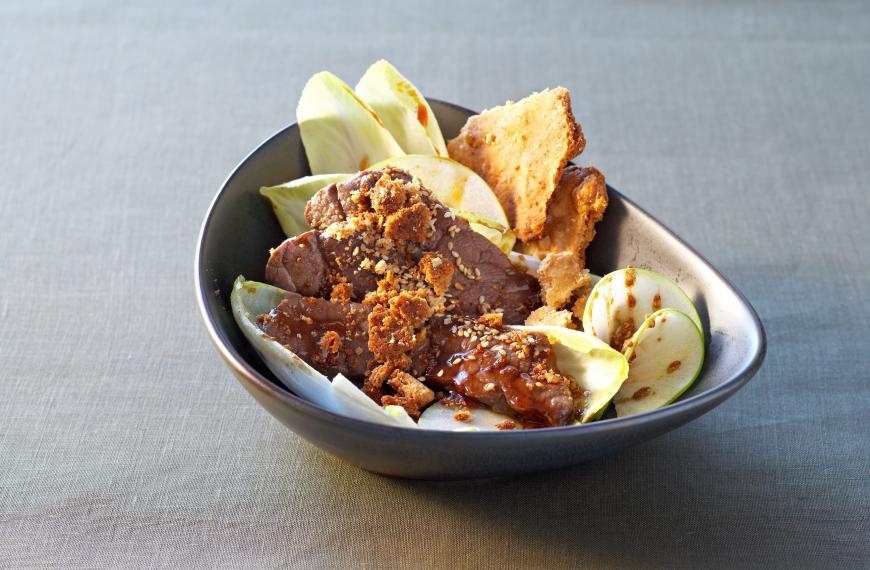 Boeuf caramélisé sur lit d'endives et son crumble de parmesan