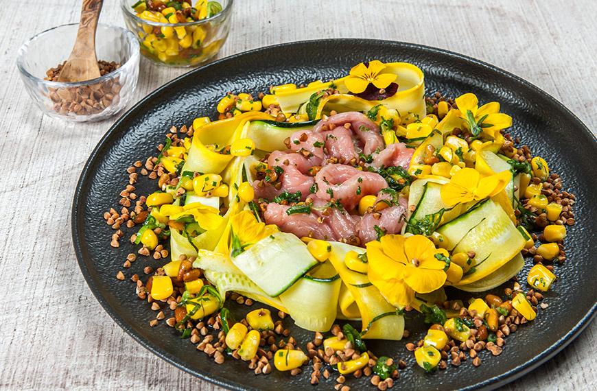 Carpaccio de veau, courgettes, sauce vierge de maïs et sarrasin