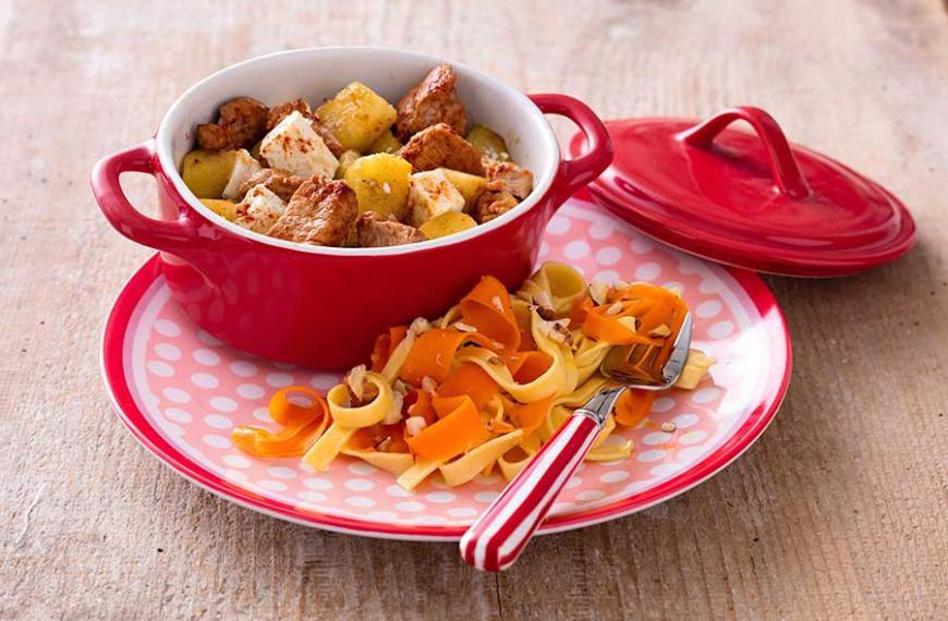 Cassolettes de veau aux pommes et à la féta poêlée de tagliatelles et de carottes en ribambelle