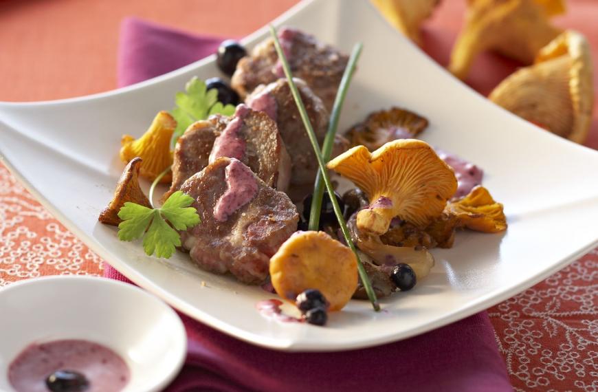 Noisettes d'agneau aux girolles et cassis