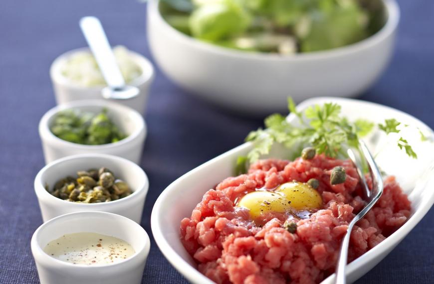 Recette de Steak Tartare de boeuf aux herbes et salade Mesclun