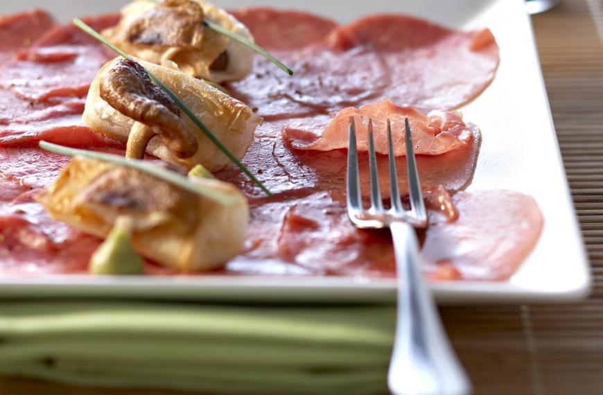 Carpaccio de boeuf, sauce Wasabi et croustillants de Shiitakes