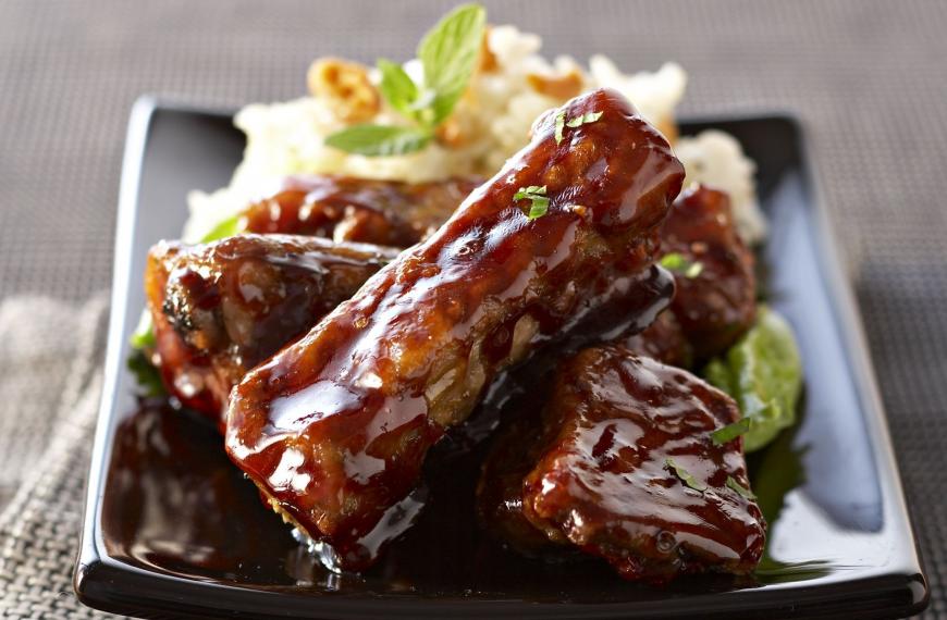 Travers de porc caramélisés sauce au gingembre et risotto aux amandes