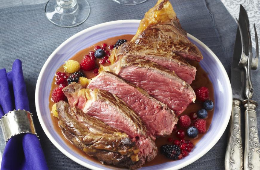 Côte De Bœuf Marinée Au Vin Et Rôtie Au Four Sauce Poivrade Aux Fruits Rouges