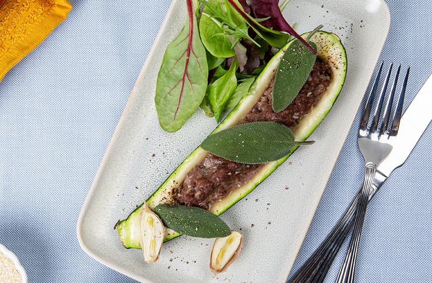 Courgette rôtie farcie au bœuf et à la sauge