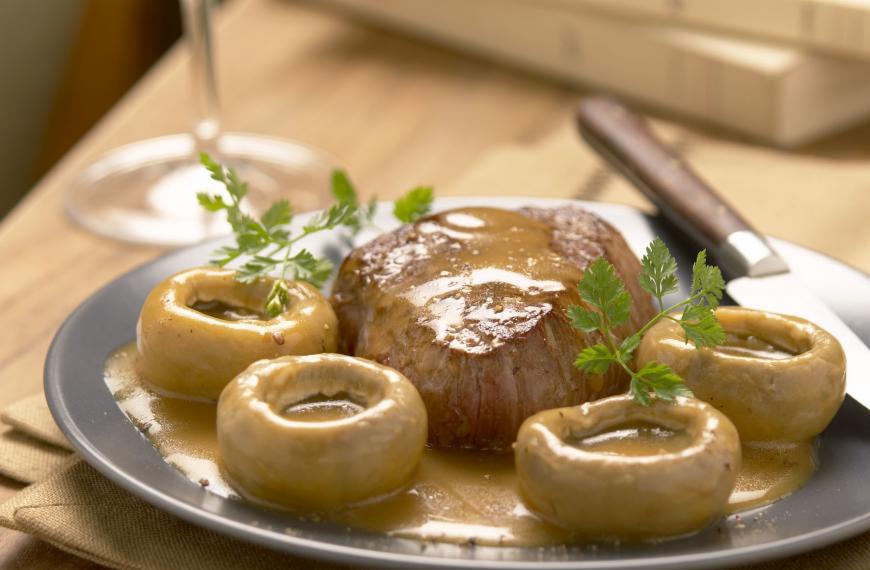 Filet de viande chevaline aux champignons à la mode de 1856