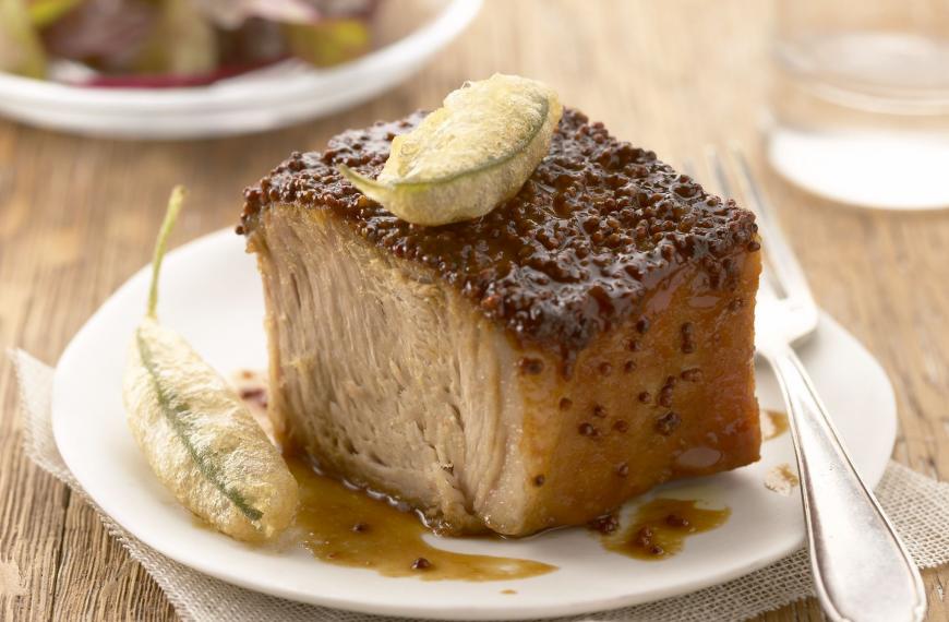 Palette de porc aux graines de moutarde et tempuras de feuilles de sauge