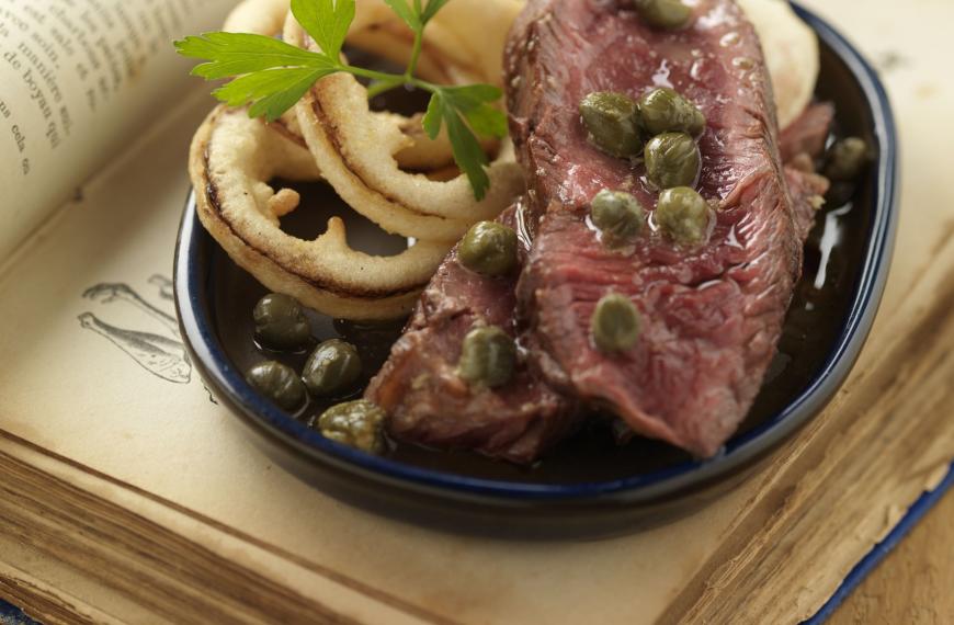 Grillade de viande chevaline aux oignons frits et beurre noir aux câpres