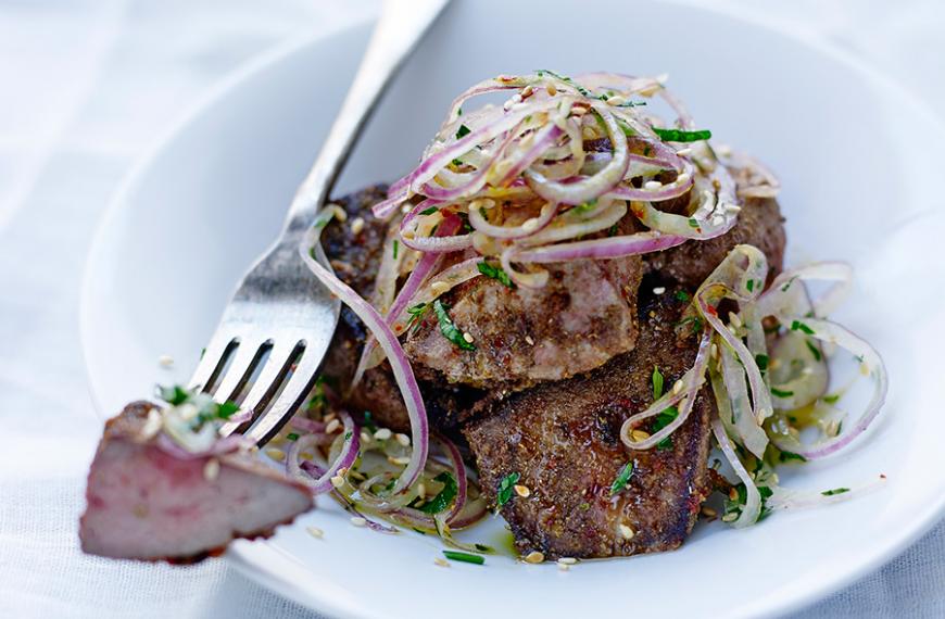 Foie d’agneau poêlé aux épices, salade d’oignon rouge