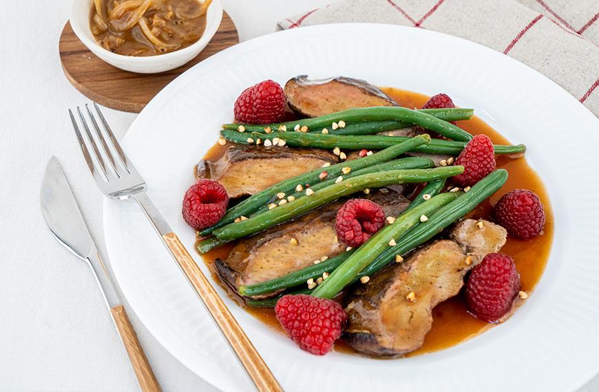 Foie de veau à la lyonnaise, framboises et haricots verts