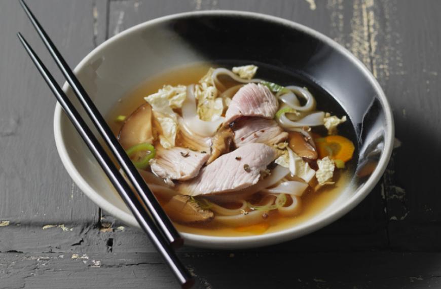 600 g de fines lamelles de noix de veau 1 l de bouillon de bœuf ou de veau (cube) 2 c. à café de sauce soja 2 c. à café de gingembre frais râpé 200 g de nouilles de riz 4 c. à soupe d’huile de sésame 8 champignons shiitakés 4 carottes 3 poireaux 1 petit chou pak-choï Matériel : 1 appareil à fondue, des baguettes