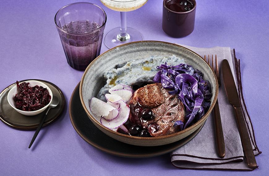 Gite de bœuf à l'écrasé de pommes de terre vitelotte, sauce aux myrtilles et croquant de radis