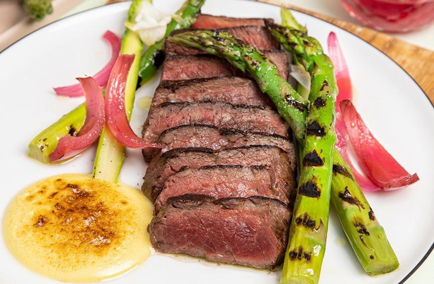 Pavé de viande chevaline et asperges à la braise