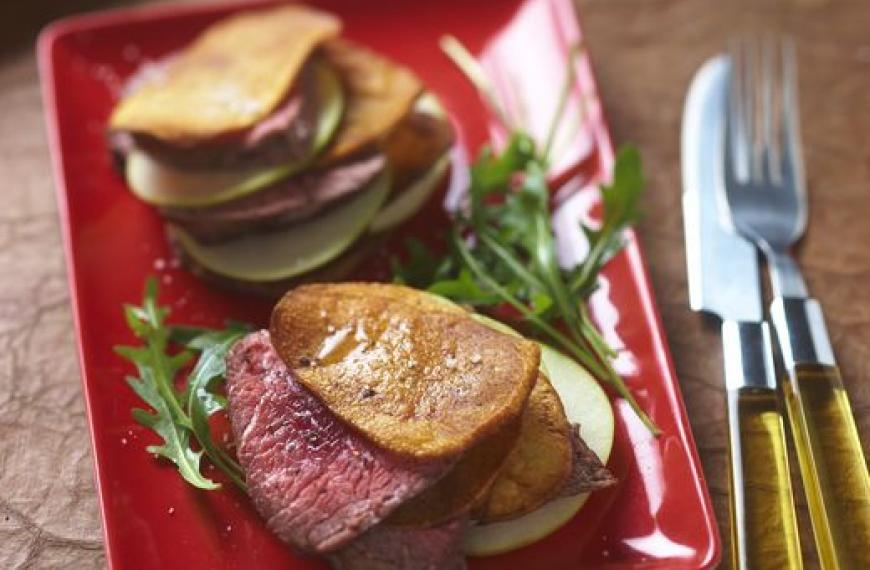 Pavés de bœuf en mille-feuilles de pommes de terre croustillantes