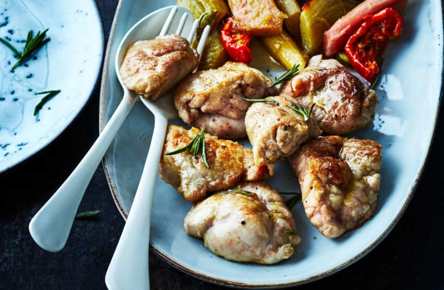 Ris d’agneau poêlés, rhubarbe et tomates confites