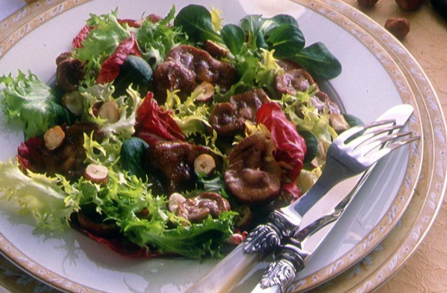 Salade tiède de rognons de veau aux noisettes