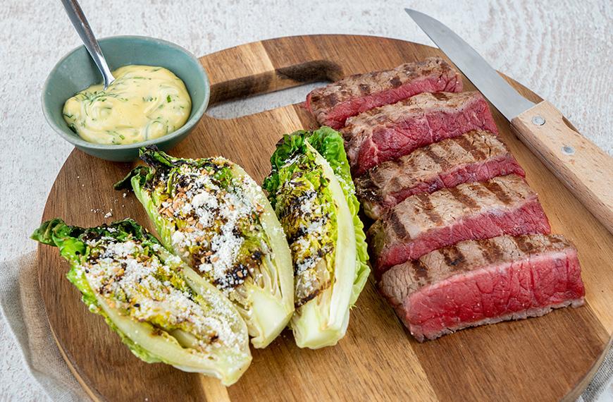 Steak de cheval grillé, sucrine au barbecue, mayonnaise aux herbes