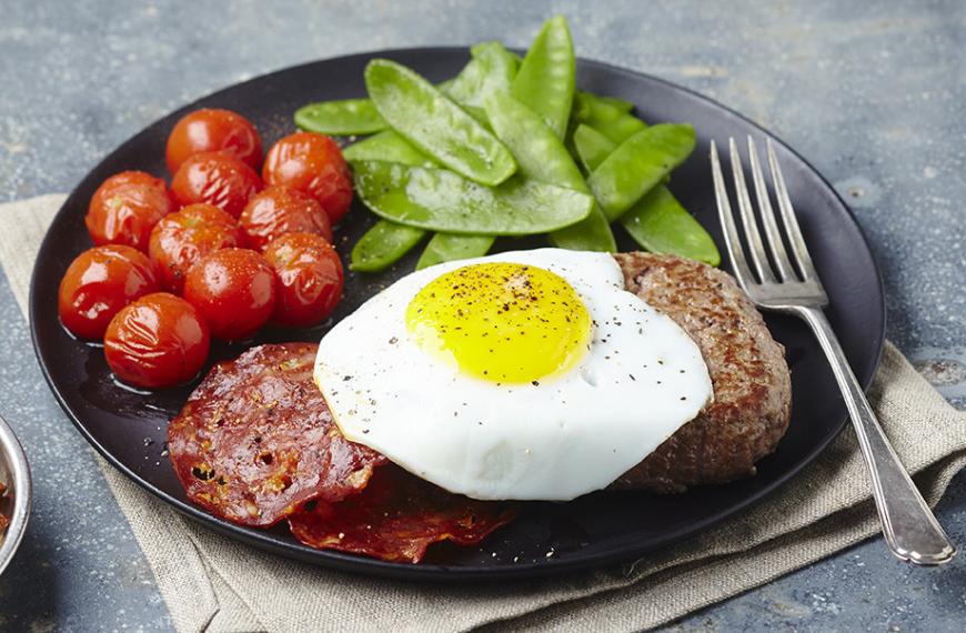 Steak haché de boeuf oeuf à cheval